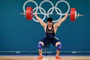 -痛苦挣扎！举重选手奋力扛起重量