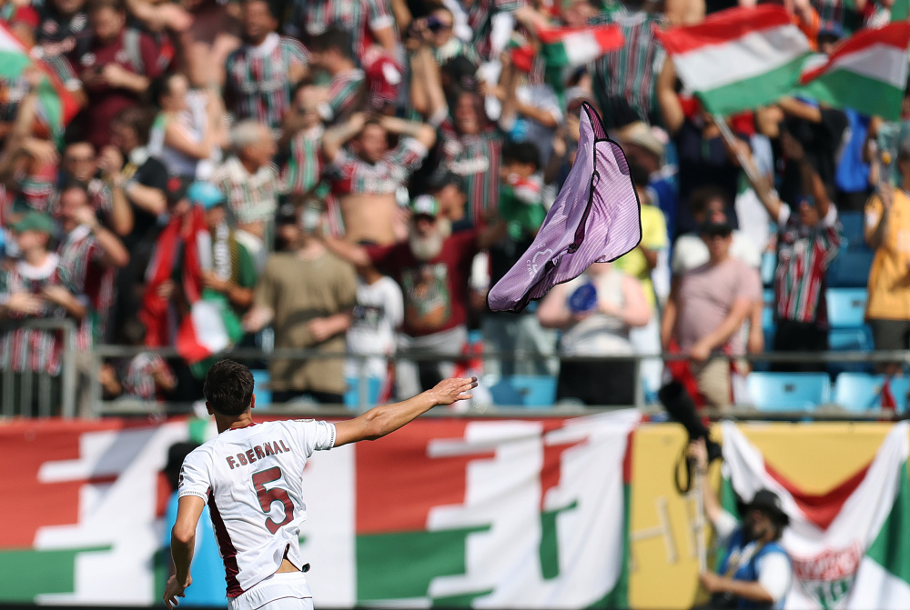 西班牙队大获全胜，晋级国际足球半决赛