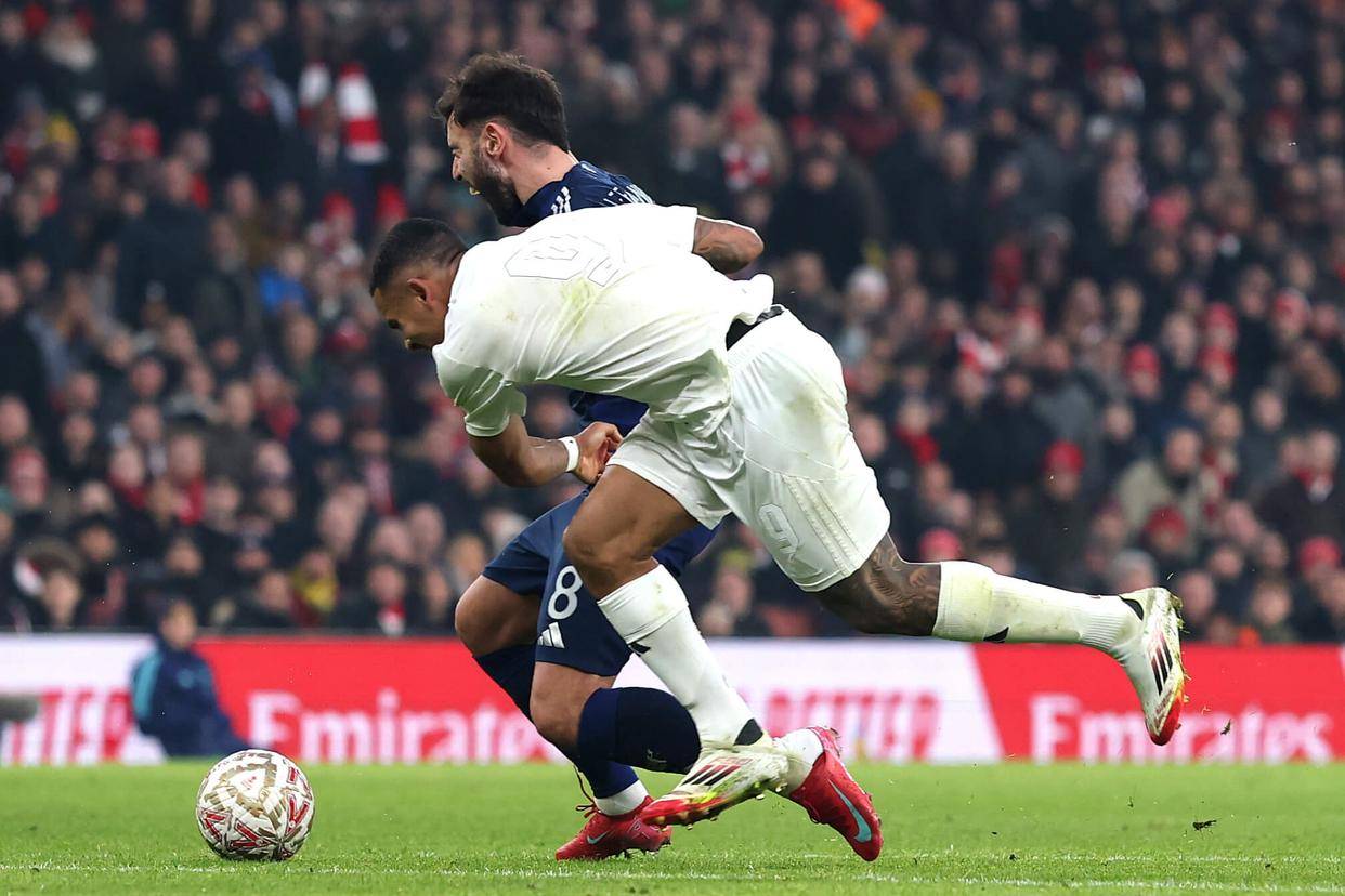 热门草皮上的厮杀,球员们拼尽全力争胜的简单介绍 热门草皮上的厮杀,球员们拼尽全力争胜的简单介绍