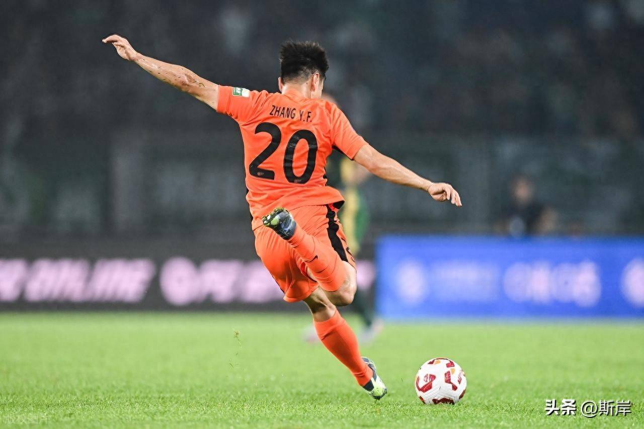 足坛精英尽显技艺,赛场上演精彩演绎 足坛精英尽显技艺,赛场上演精彩演绎