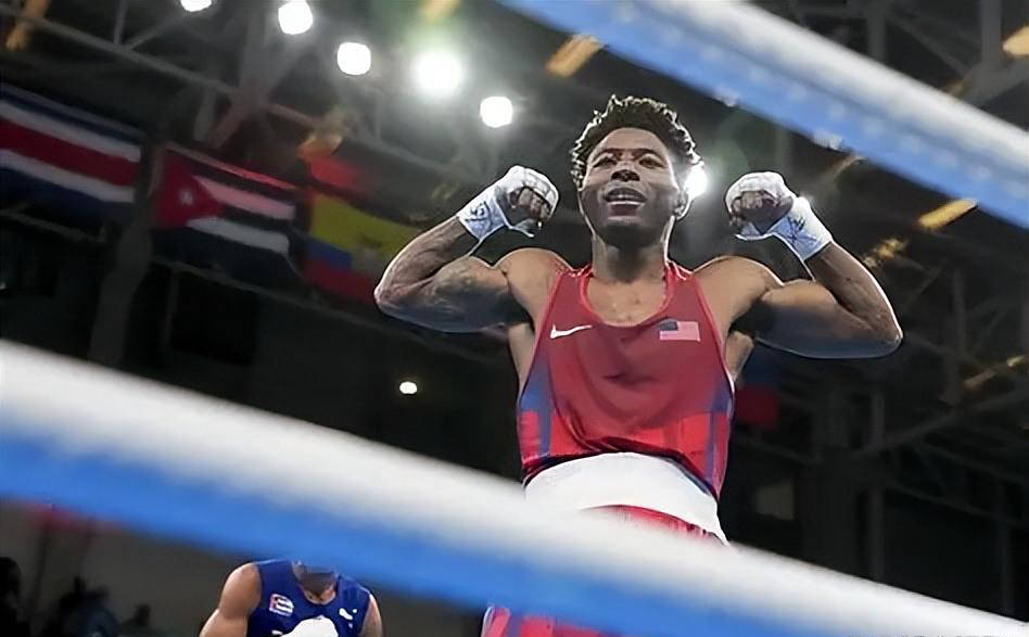 南非拳击选手在激烈比拼中赢得胜利