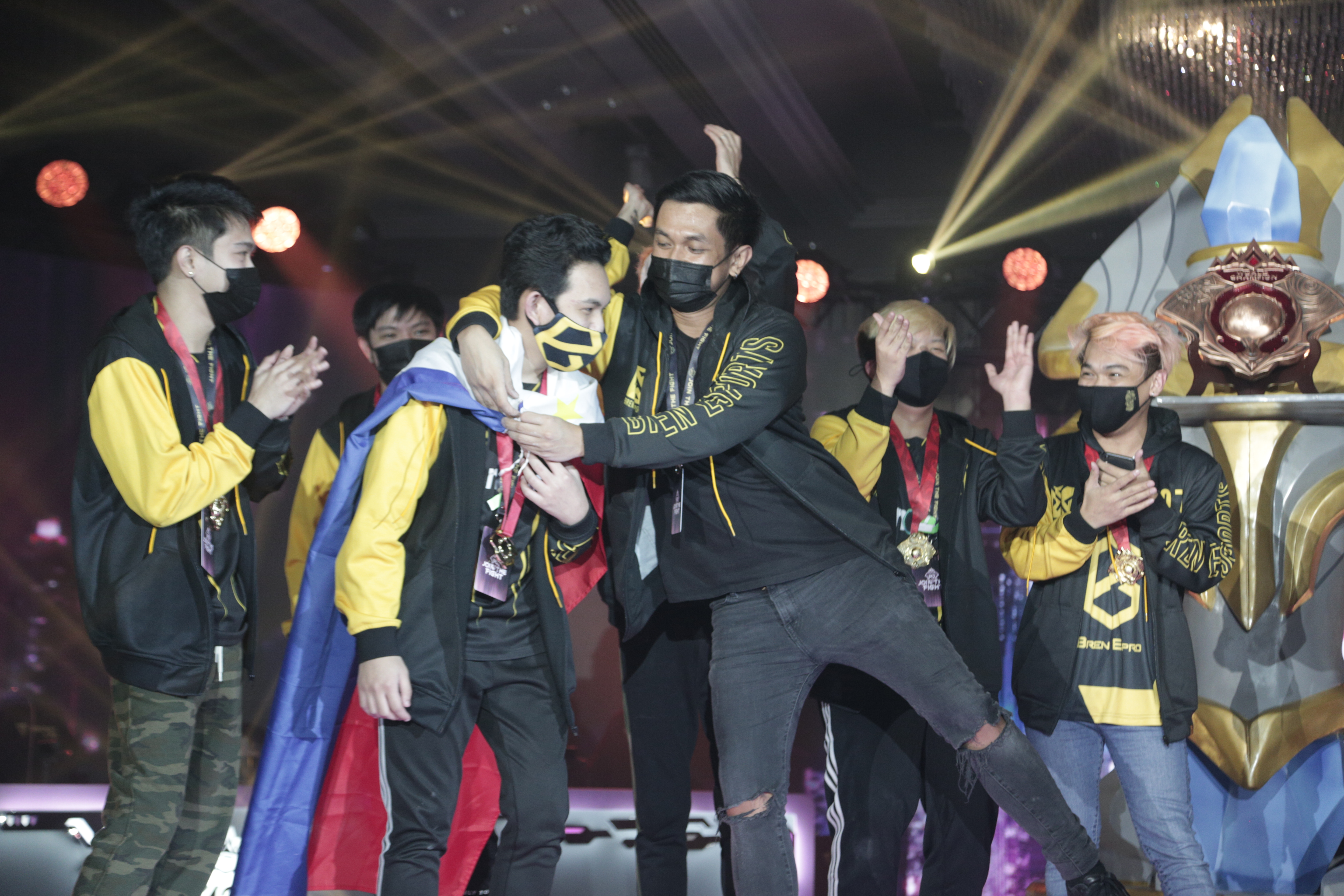 关于激烈对决,球员们拼尽全力争夺胜利,赛场燃情的信息 关于激烈对决,球员们拼尽全力争夺胜利,赛场燃情的信息