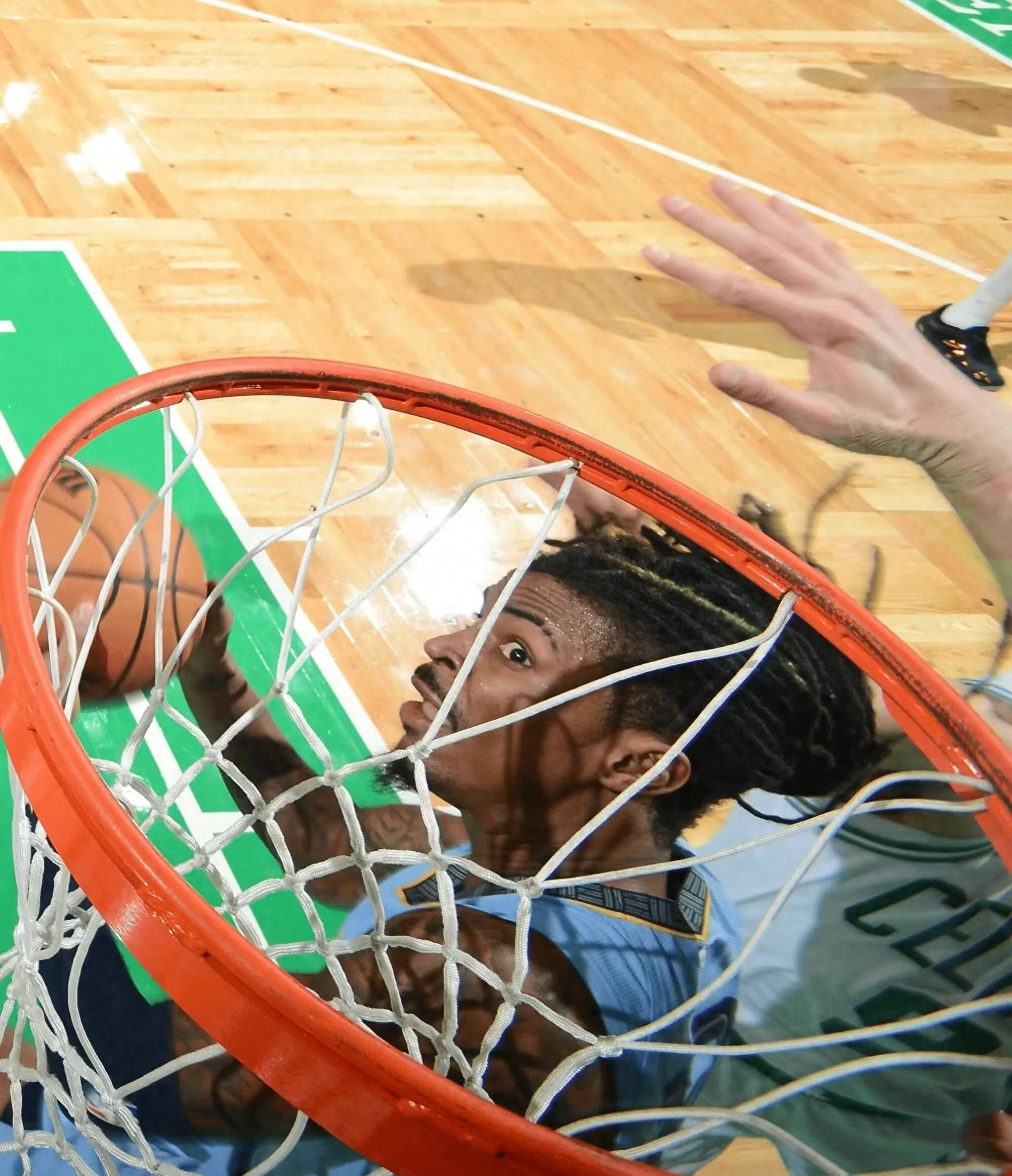 76人不敌马刺,西蒙斯受伤离场 76人不敌马刺,西蒙斯受伤离场