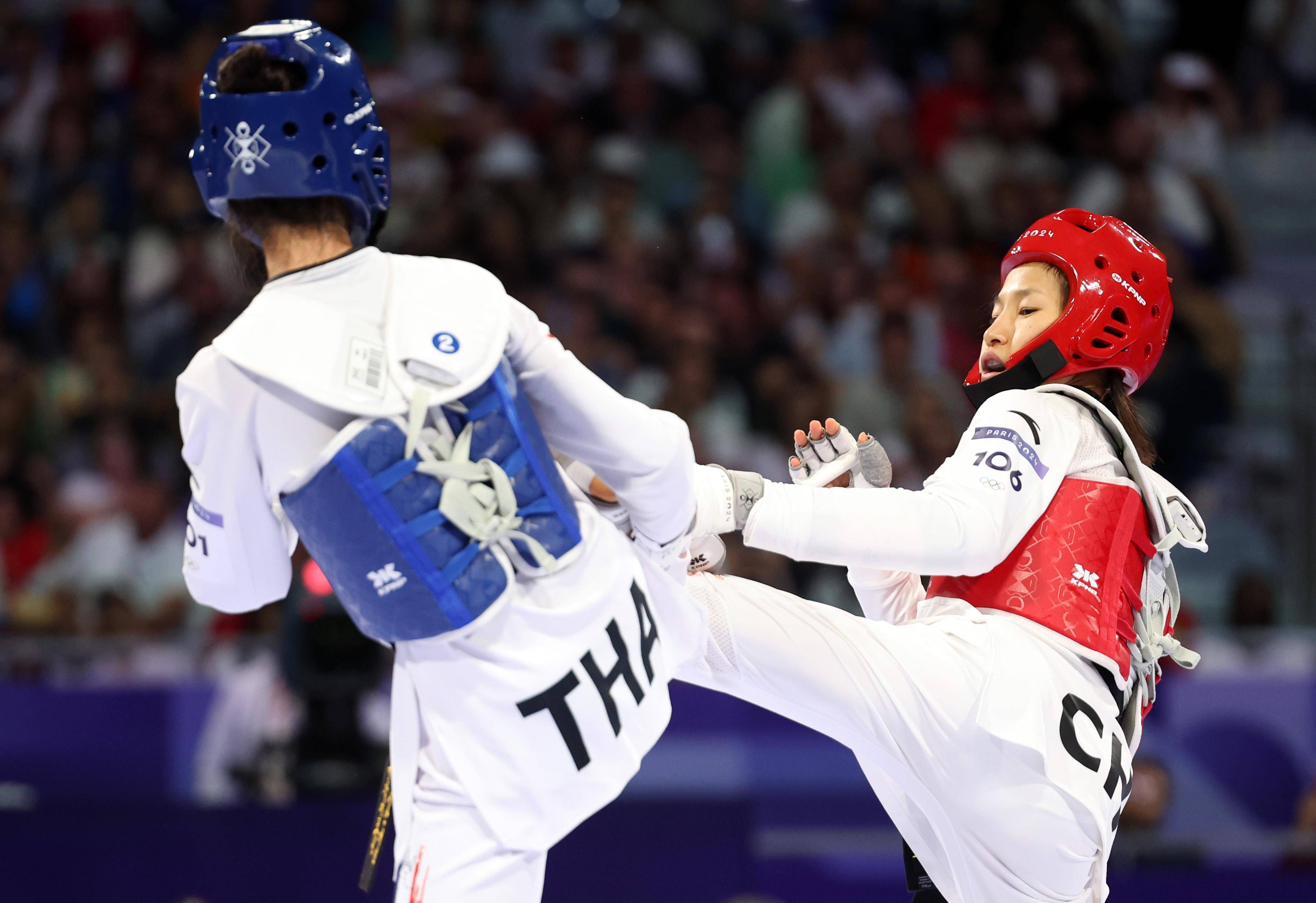 跆拳道选手战胜对手赢得冠军 跆拳道选手战胜对手赢得冠军