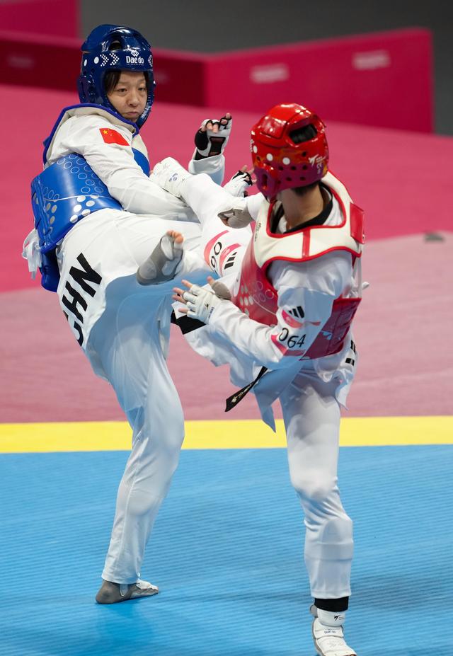 跆拳道选手战胜对手赢得冠军 跆拳道选手战胜对手赢得冠军