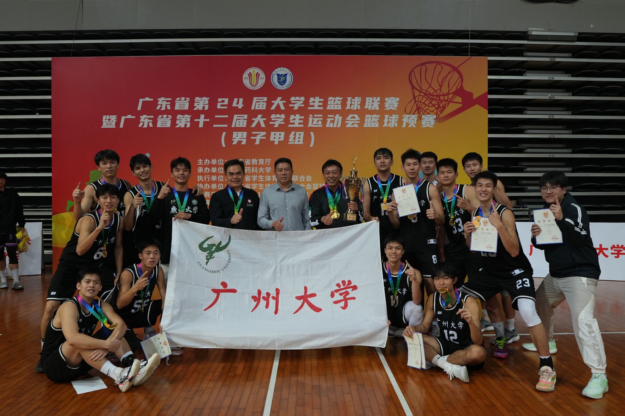 包含男子篮球联赛各队风采尽显，实力悬殊的词条