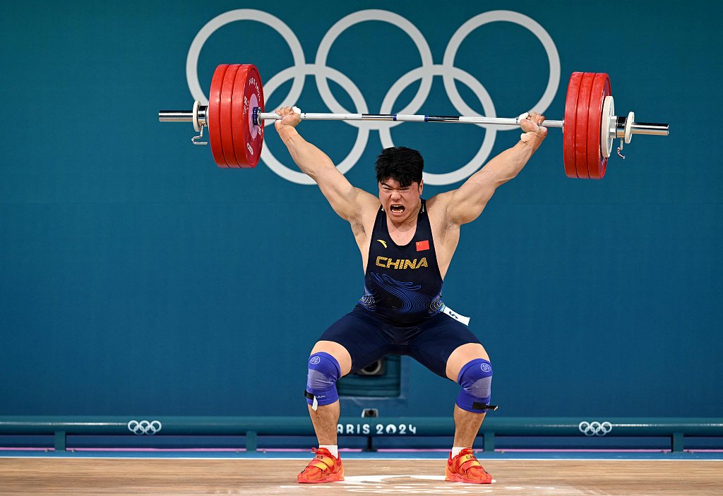痛苦挣扎!举重选手奋力扛起重量 痛苦挣扎!举重选手奋力扛起重量