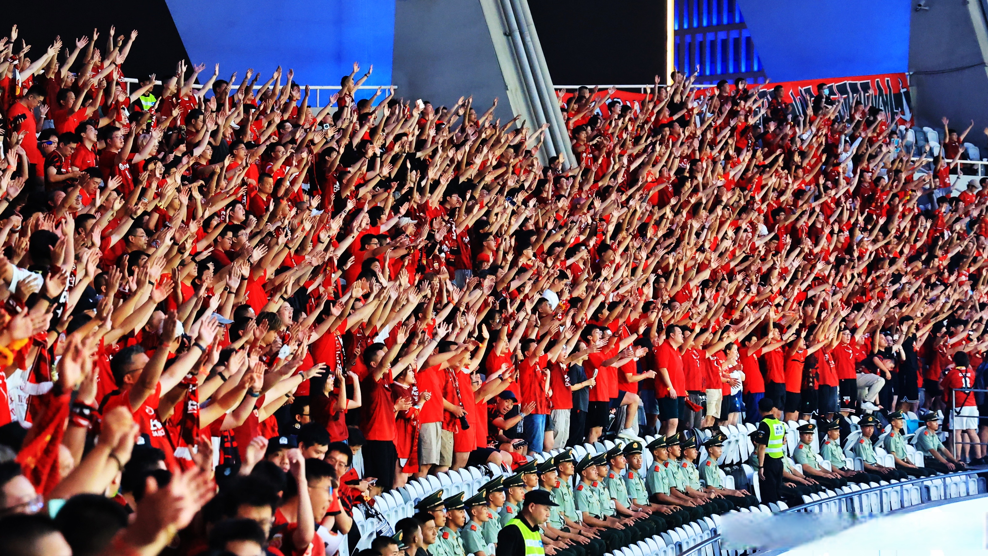 主场球迷声势浩大呐喊助威球队