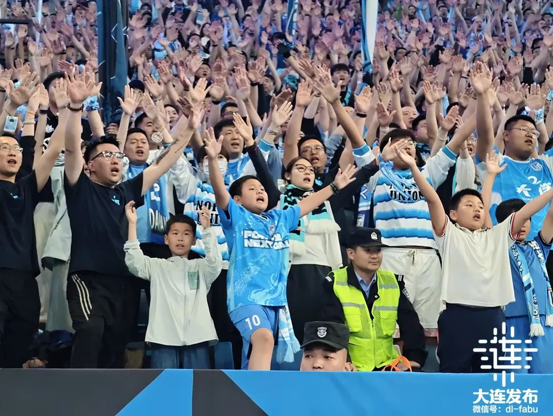 主场球迷声势浩大呐喊助威球队