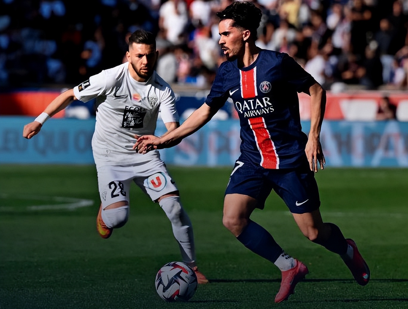 巴黎圣日耳曼力克对手,稳步前进 巴黎圣日耳曼力克对手,稳步前进