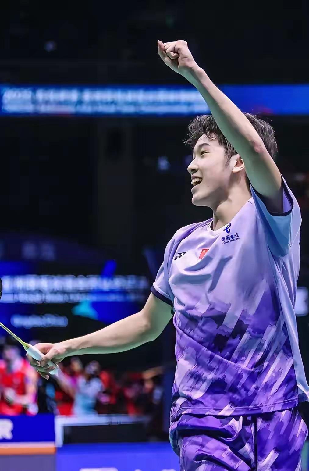 羽毛球运动员逆风翻盘欢呼声不绝于耳 羽毛球运动员逆风翻盘欢呼声不绝于耳