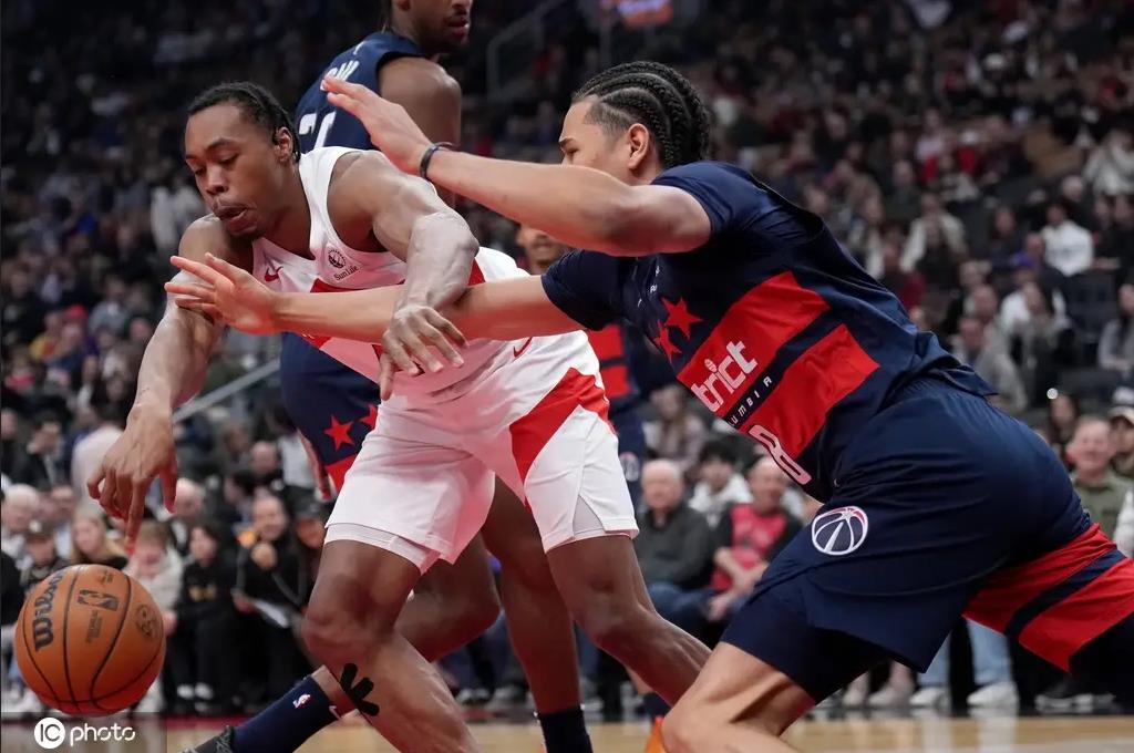 猛龙球员力挽狂澜,帮助球队逆转战局 猛龙球员力挽狂澜,帮助球队逆转战局