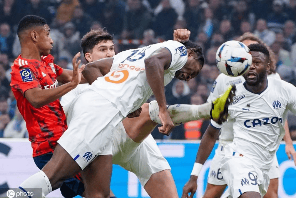 马赛遭遇严峻挑战,球员迎难而上 马赛遭遇严峻挑战,球员迎难而上