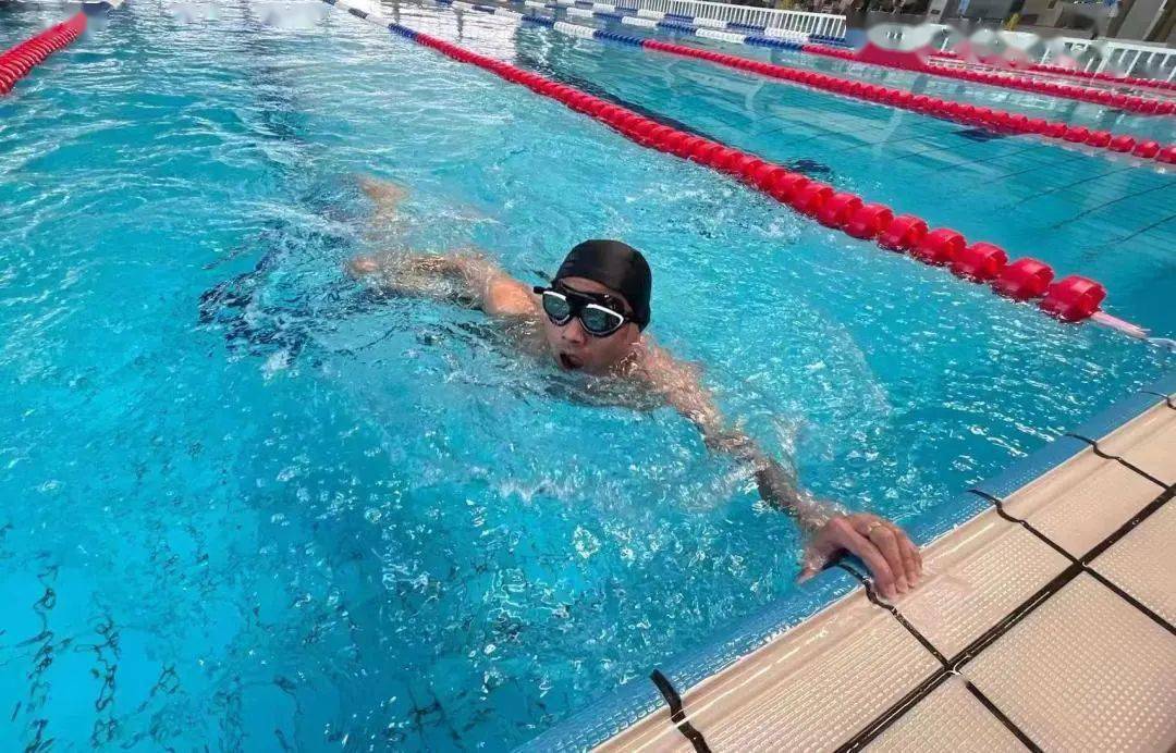 游泳选手努力划水，冲刺终点线