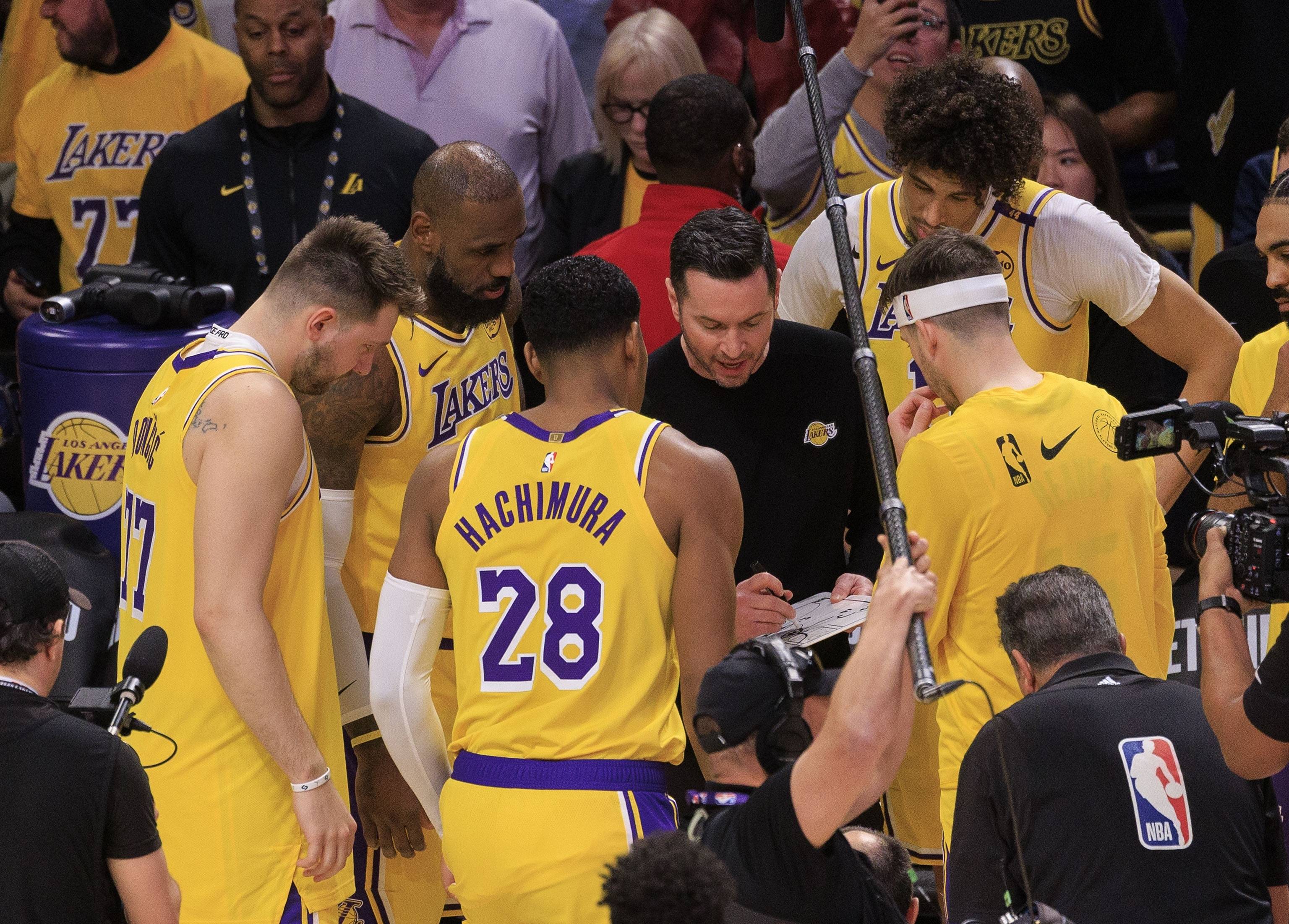 詹皇缺阵湖人不敌勇士，三连败状态堪忧