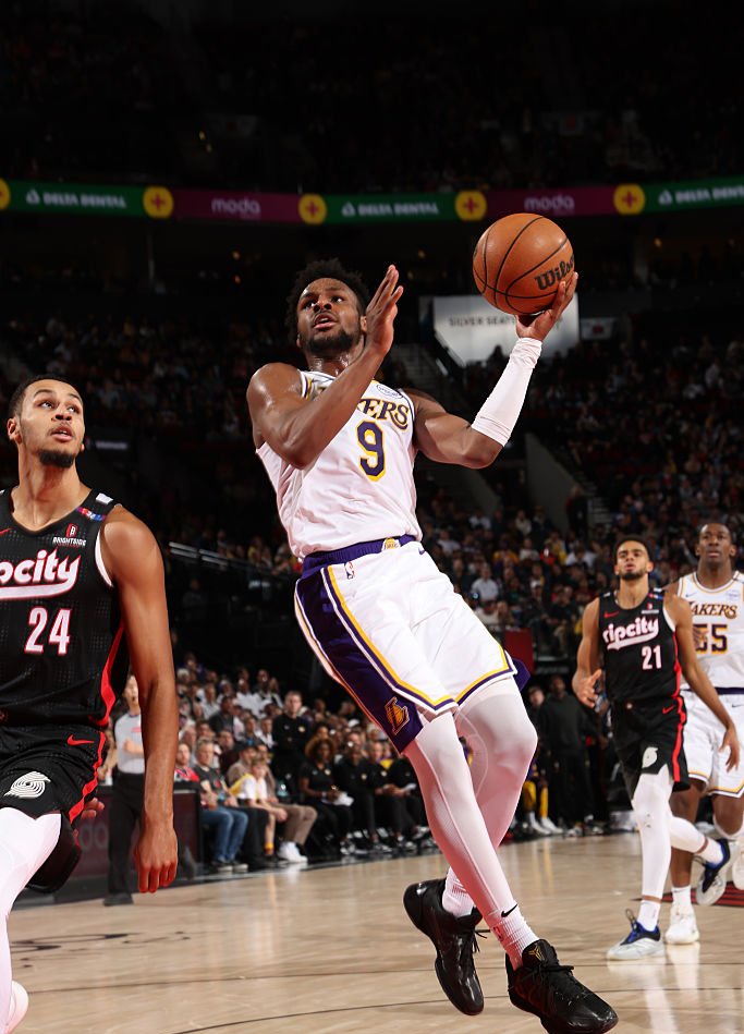 湖人告捷开拓者,赢得两连胜 湖人告捷开拓者,赢得两连胜