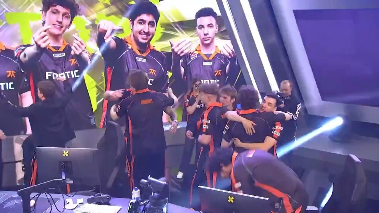 FNC险胜EG，Gumayusi关键团战开团秒人激烈交锋半决赛，引爆全场热议