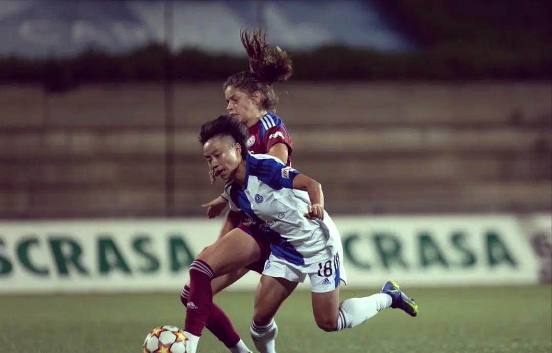 瑞士女足在比赛中展现了出色的技术水平 瑞士女足在比赛中展现了出色的技术水平